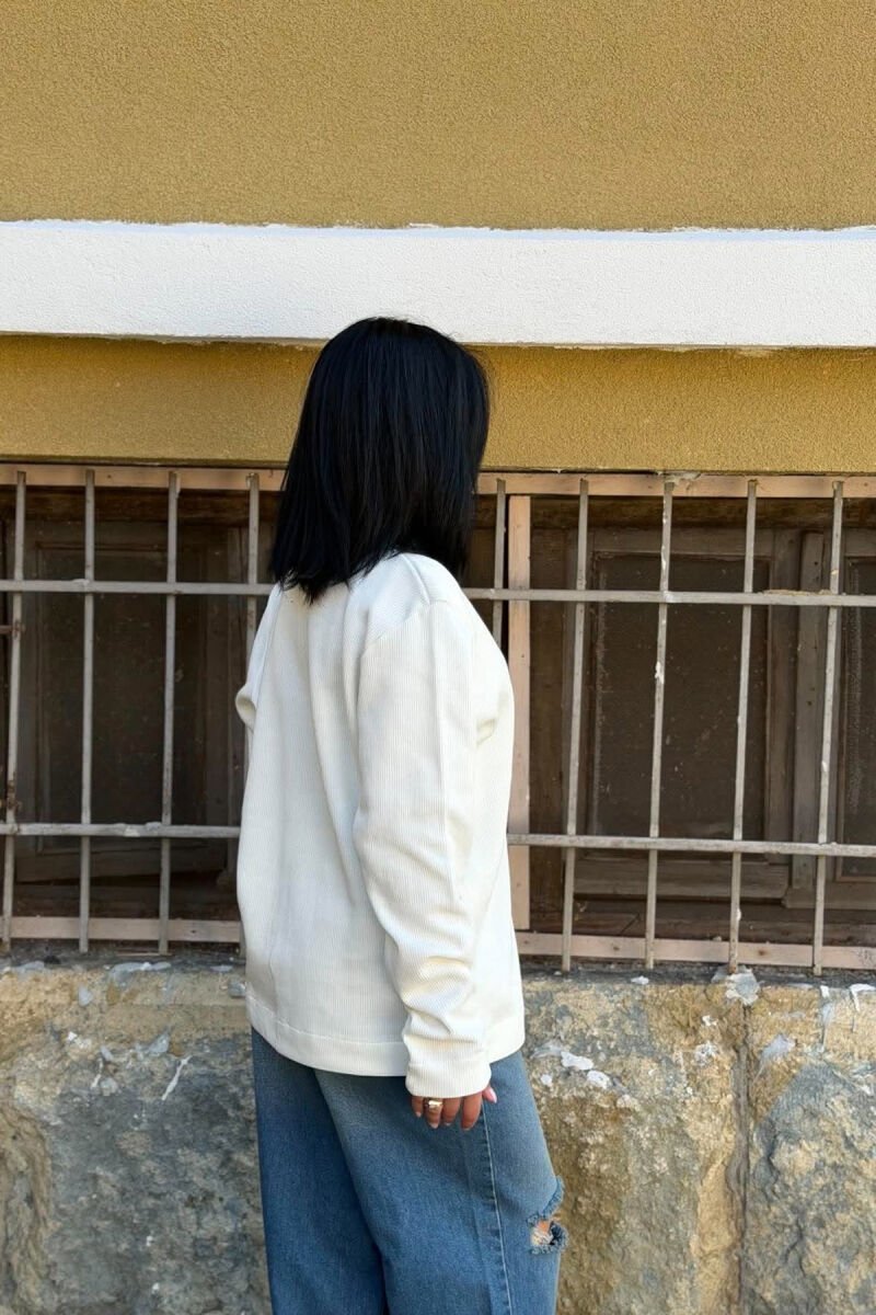 PULOVER NJE NGJYRESHE ME DY BUTONA PER FEMRA NE NGJYRE TE BARDHE - 5