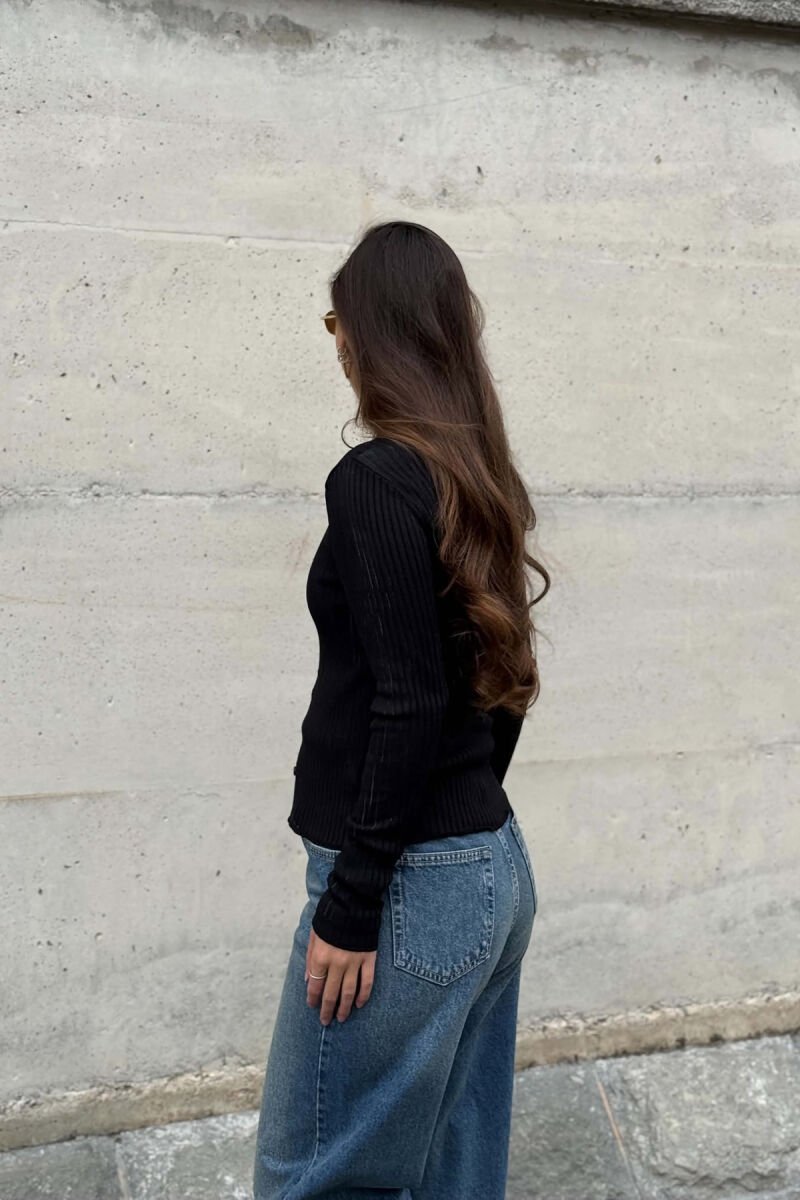 PULOVER NJE NGJYRESHE ME JAKE ME BUTONA PER FEMRA NE NGJYRE TE ZEZE - 3