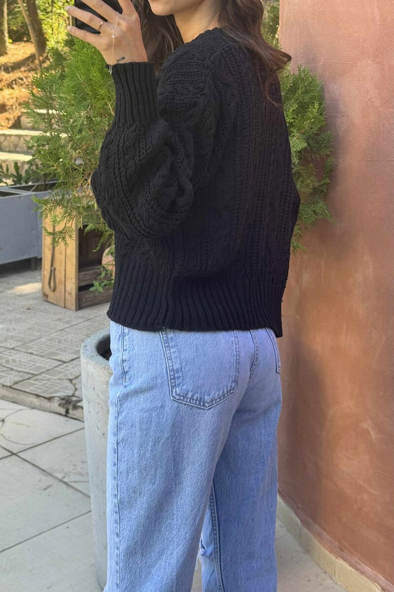 PULOVËR NJËNGJYRËSHE E THURUR PËR FEMRA NË NGJYRËN E ZEZË - 8