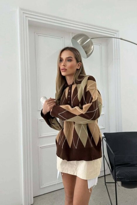 RHOMBUS DESIGN POLO BUTTONED NECK WOMEN SWEATER BROWN/KAFE - 2
