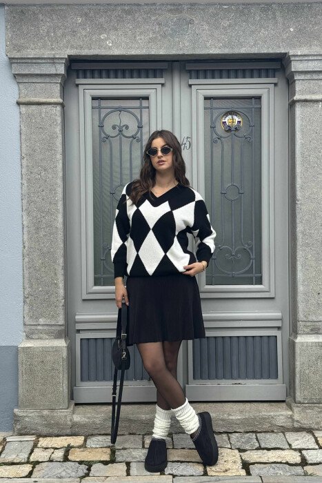 RHOMBUS DESIGN V NECK WOMEN SWEATER BLACK-WHITE/ZEBA 