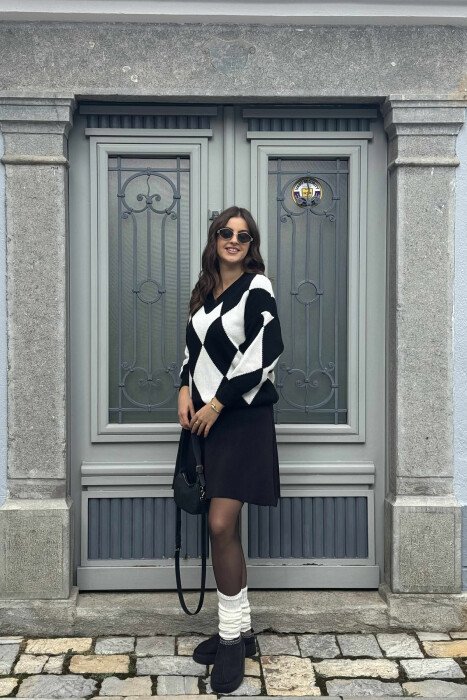 RHOMBUS DESIGN V NECK WOMEN SWEATER BLACK-WHITE/ZEBA - 2