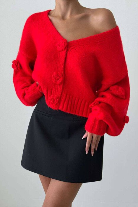 PULOVËR ME BUTONA NË FORMË TRËNDAFILI PËR FEMRA NË NGJYRËN E KUQE - KLAUDIO FASHION