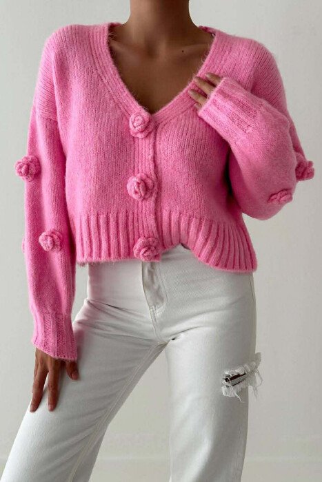 PULOVER NJE NGJYRESHE ME DETAJE TRENDAFILI PER FEMRA NE NGJYRE ROZE 