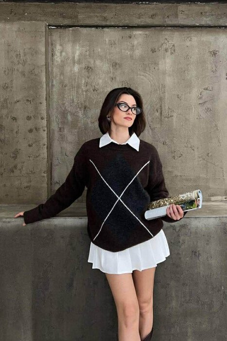 ROUND NECK RHOMBUS FRONT DESIGN WOMEN SWEATER DARK BROWN/KAE 