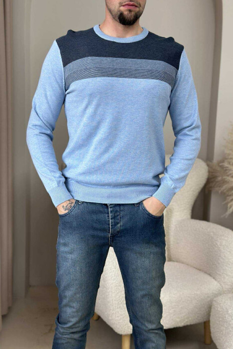 TRIKO E THJESHTË ME JAKË TË RRUMBULLAKËT PËR MESHKUJ NË NGJYRËN BLU TË ZBARDHUR - 