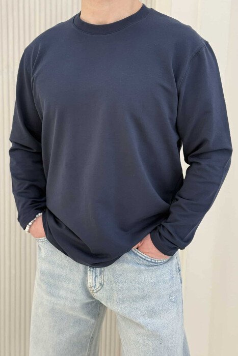 BLUZË E THJESHTË PËR MESHKUJ NË NGJYRËN BLU E ERRËT 