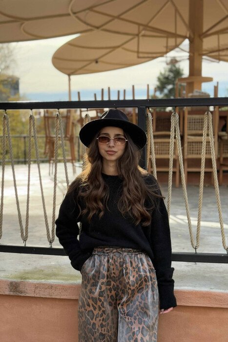 TRIKO E THJESHTË ME JAKË TË RRUMBULLAKËT PËR FEMRA NË NGJYRË TË ZEZË 