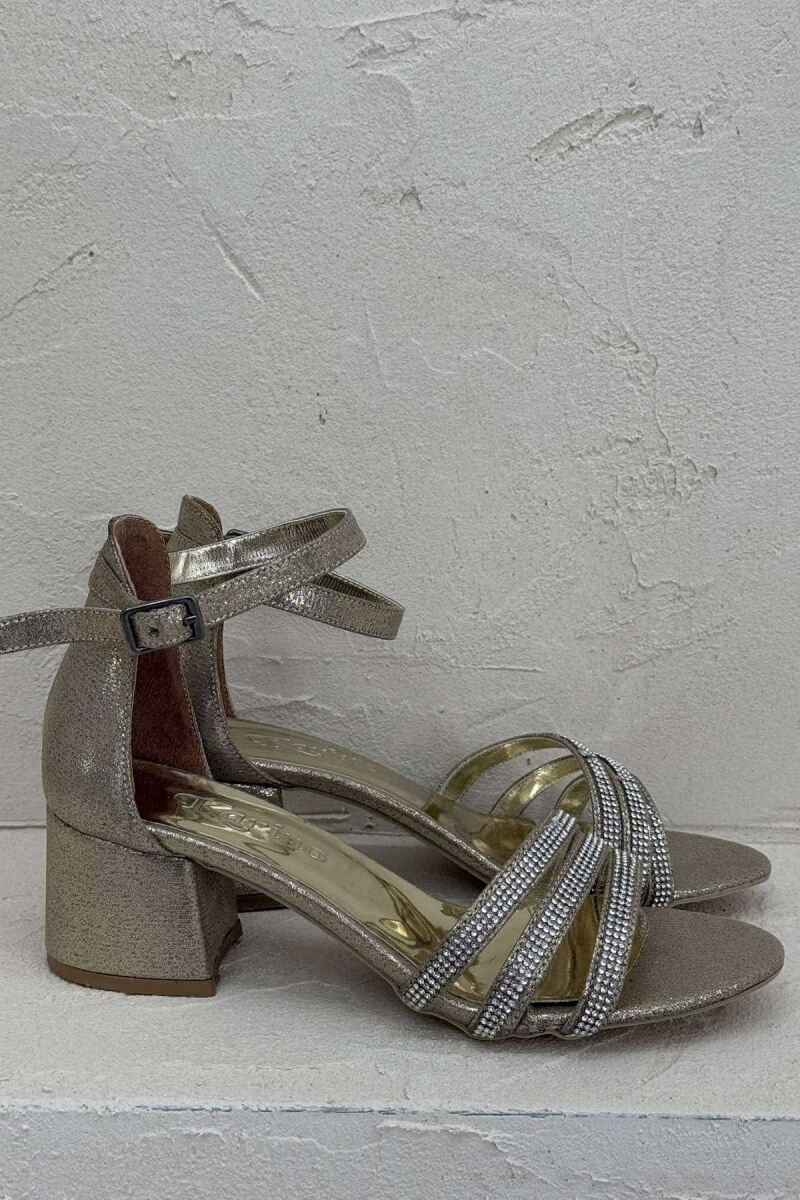 SANDALE ME DETAJIN E DIAMANTËVE PËR FEMRA NË NGJYRË GOLD - 3