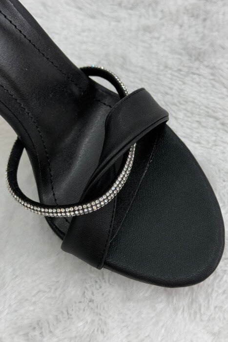 SANDALE ME TAKË ME DETAJIN E DIAMANTËVE PËR FEMRA NË NGJYRËN E ZEZË - 4