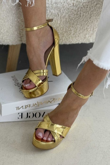 SANDALE TË SHNDRITSHME ME TAKË PËR FEMRA NË NGJYRË GOLD - 1
