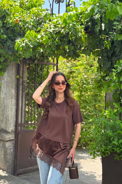 T-SHIRT ME DETAJ SATENI PER FEMRA NE NGJYRE KAFE - KLAUDIO FASHION
