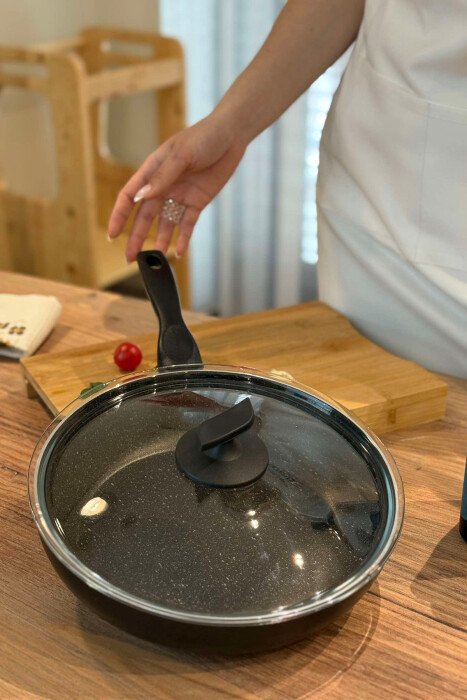 SAUTE FRY PAN WITH GLASS LID 26 CM BLACK/ E ZEZE - KLAUDIO FASHION