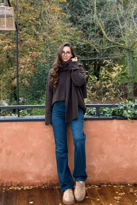 SCARF DETAIL ONE COLOR WOMEN SWEATER DARK BROWN/KAE 