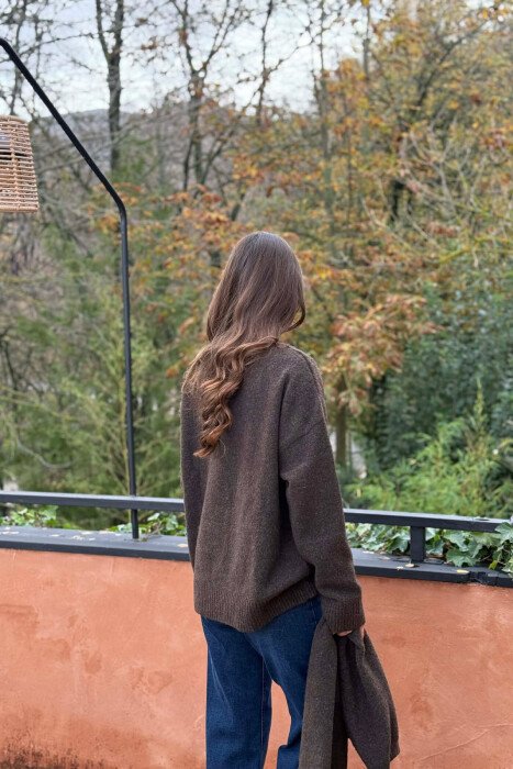 SCARF DETAIL ONE COLOR WOMEN SWEATER DARK BROWN/KAE - 3