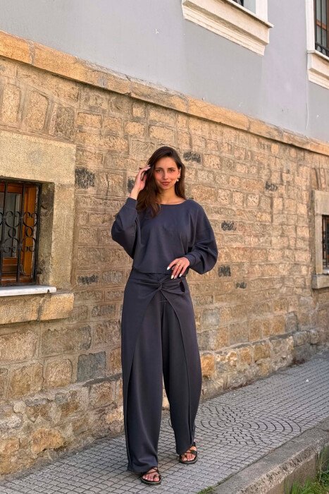 SET I THJESHTE NJE NGJYRESH BLUZE + PANTALLONA PER FEMRA NE NGJYRE GRI E ERRET - 1
