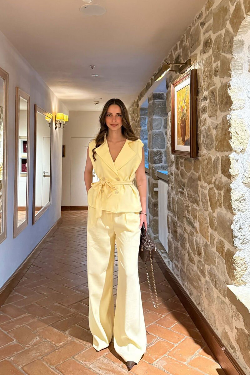 SET JELEK ME BUTONA DHE LIDHESE + PANTALLONA PER FEMRA NE NGJYRE TE VERDHE - 1