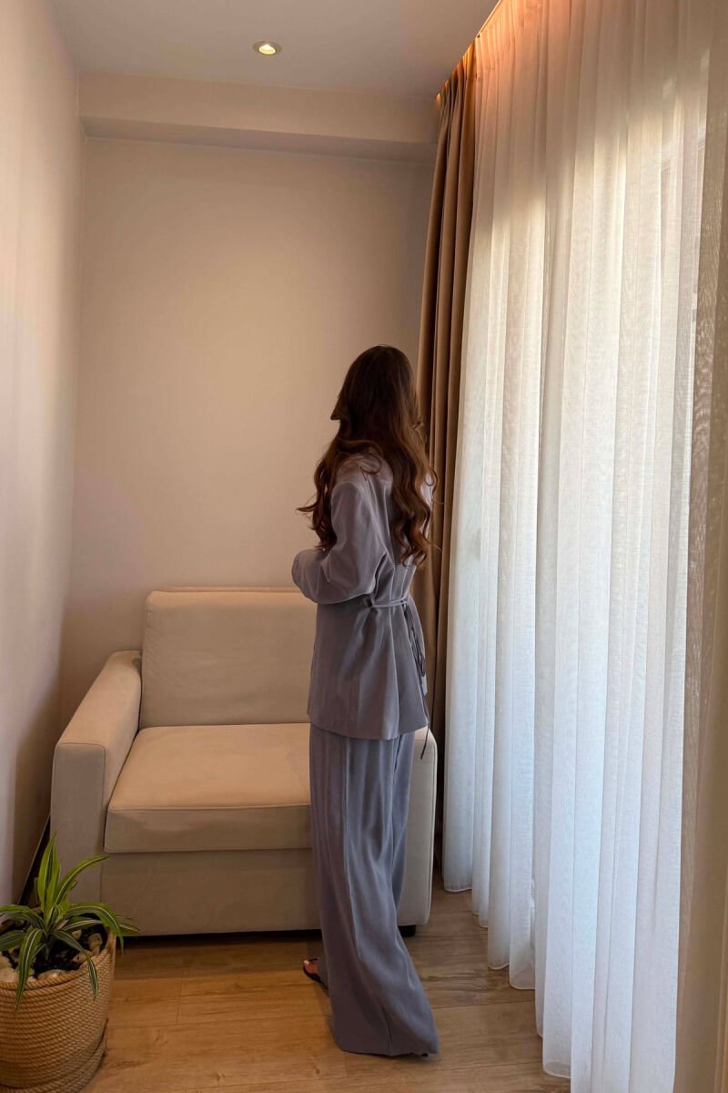 SET KEMISHE ME LIDHESE TEK BELI + PANTALONA PER FEMRA NE NGJYRE GRI - 4