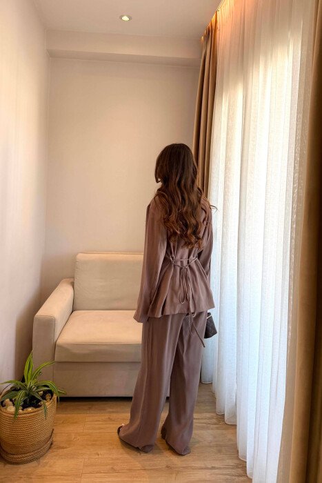 SET KEMISHE ME LIDHESE TEK BELI + PANTALONA PER FEMRA NE NGJYRE KAFE TE ZBARDHUR - 2