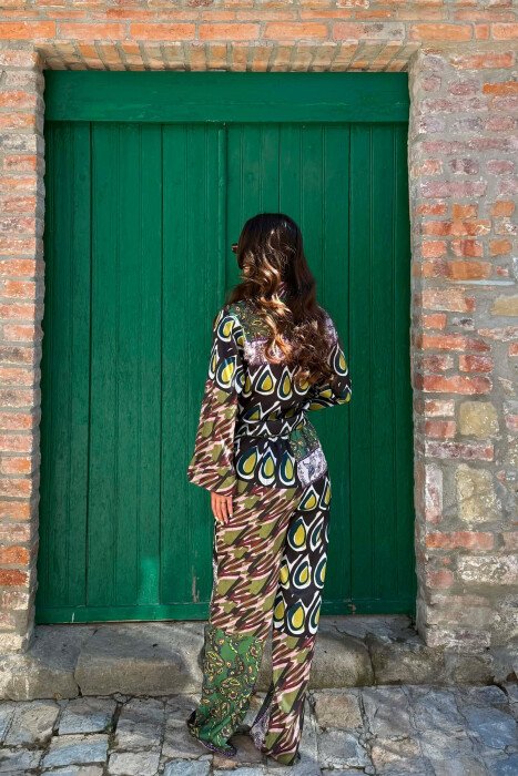 SET ME DIZAJN ABSTRAKT KEMISHE + PANTALLONA PER FEMRA SHUMENGJYRESH - 5