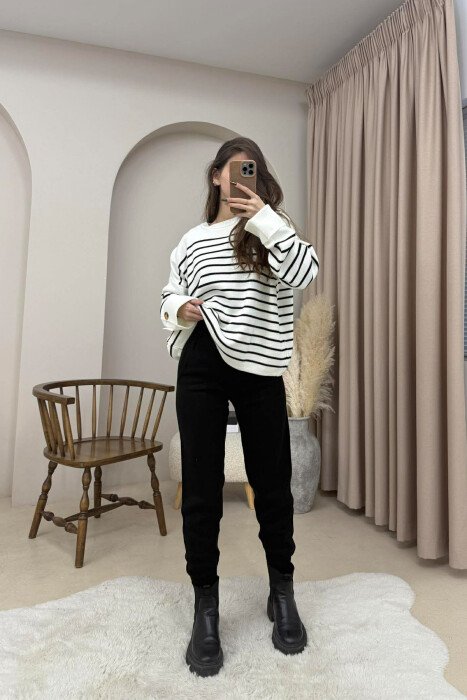 SET ME DIZAJN VIJASH TRIKO ME DETAJE BUTONASH+PANTALLONA PËR FEMRA NË NGJYRË TË BARDHË - KLAUDIO FASHION