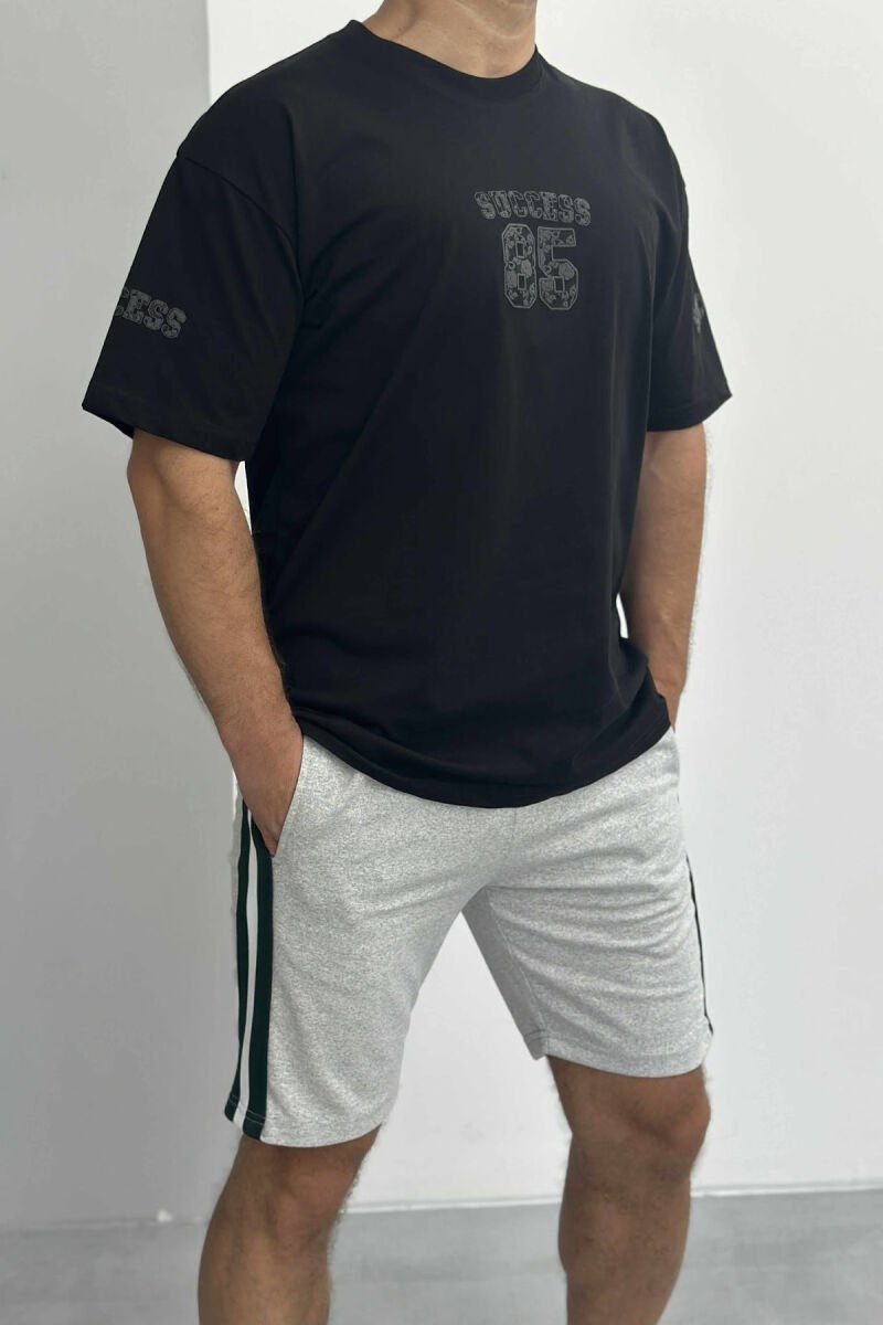 SET ME IMAZH T-SHIRT+PANTALLONA TË SHKURTRA PËR MESHKUJ NË NGJYRËN GRI+E ZEZË - 2