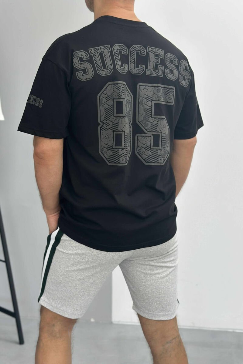 SET ME IMAZH T-SHIRT+PANTALLONA TË SHKURTRA PËR MESHKUJ NË NGJYRËN GRI+E ZEZË - 3
