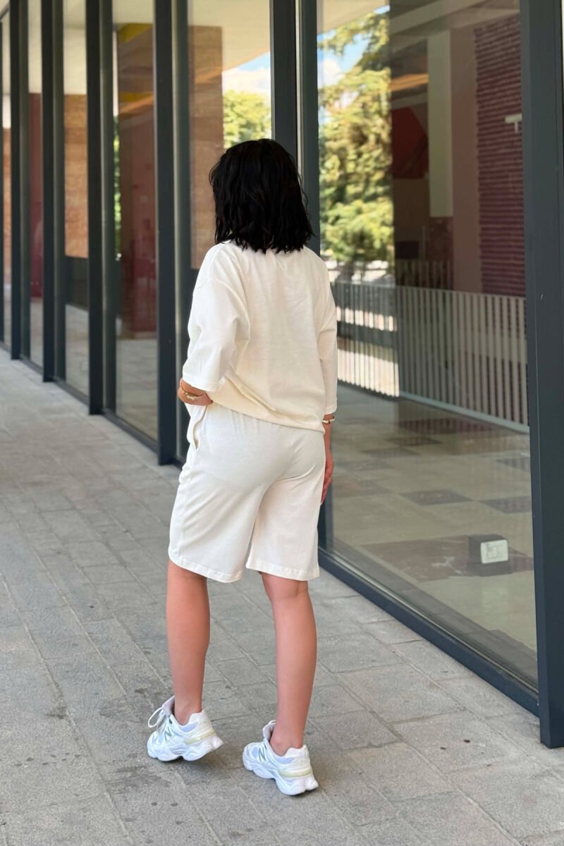 SET ME SHKRIME T-SHIRT + TUTA TE SHKURTRA PER FEMRA NE NGJYRE TE BARDHE - 3