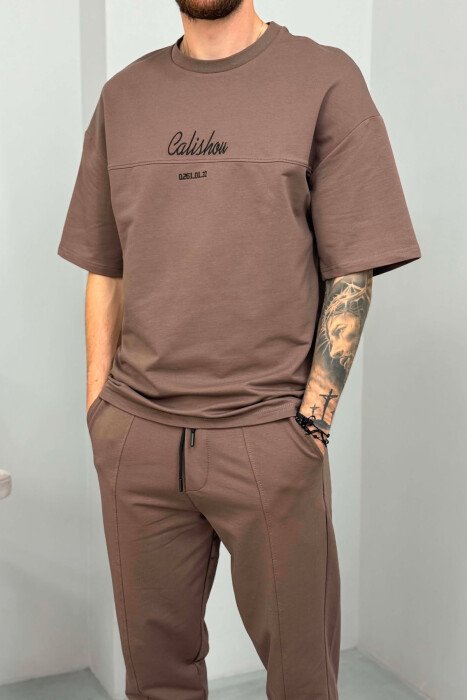 SET ME SHKRIME TE VOGLA T-SHIRT + TUTA PER MESHKUJ NE NGJYRE KAFE - 2