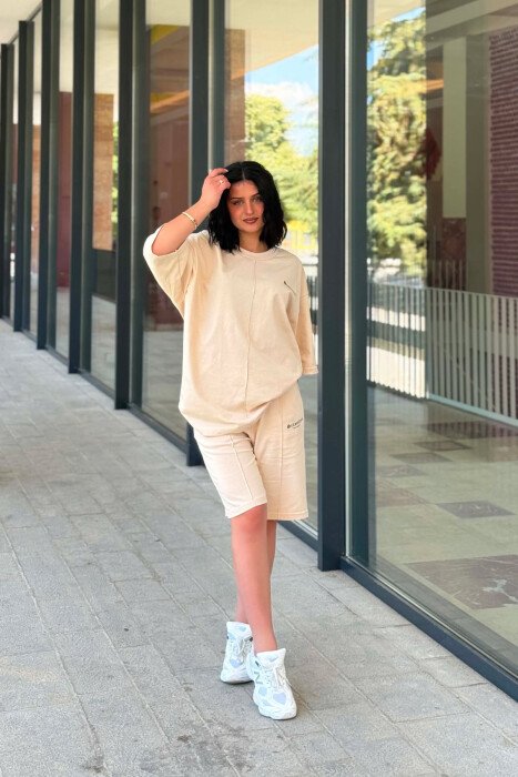 SET ME SHKRIME TE VOGLA T-SHIRT + TUTA TE SHKURTRA PER FEMRA NE NGJYRE BEZHE - 3