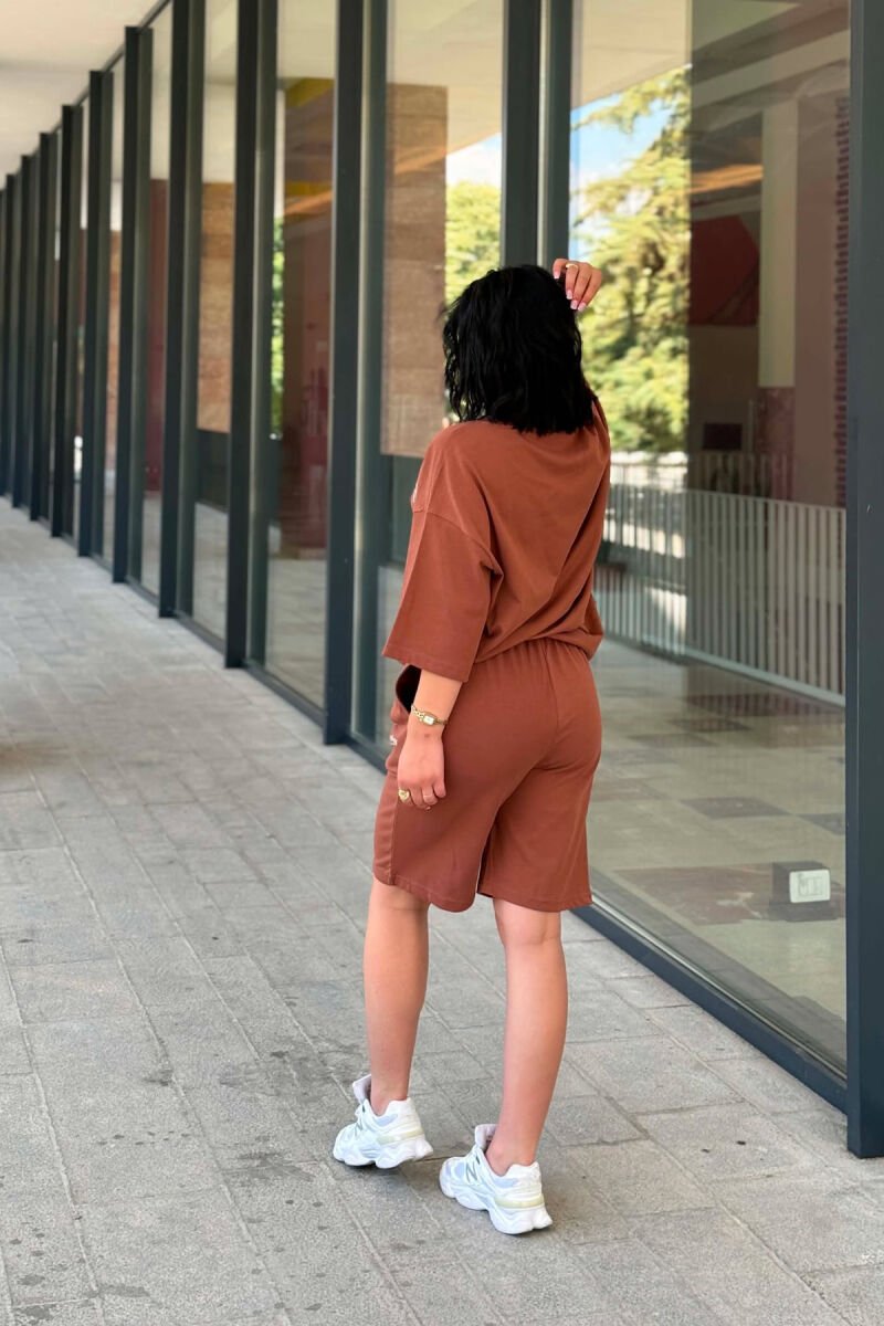 SET ME SHKRIME TE VOGLA T-SHIRT + TUTA TE SHKURTRA PER FEMRA NE NGJYRE KAFE - 4