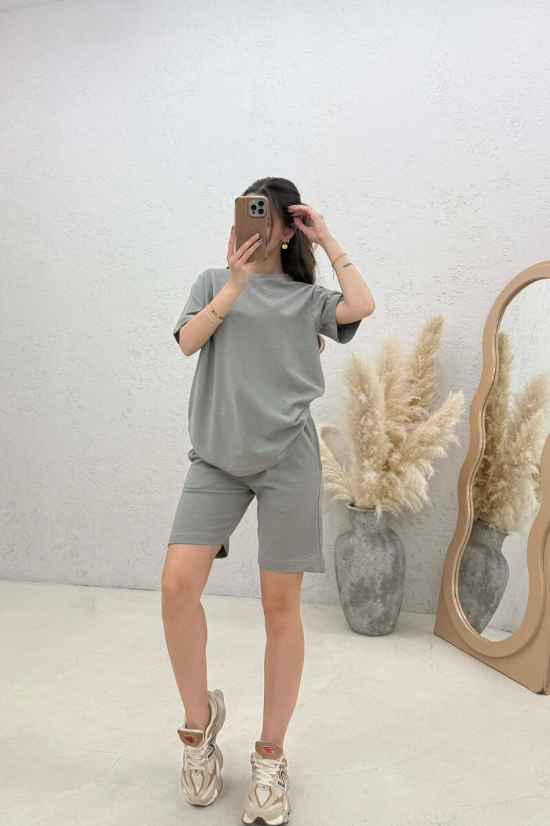 SET ME TEKSTURE T-SHIRT + PANTALLONA TE SHKURTRA PER FEMRA NE NGJYRE GRI - 1