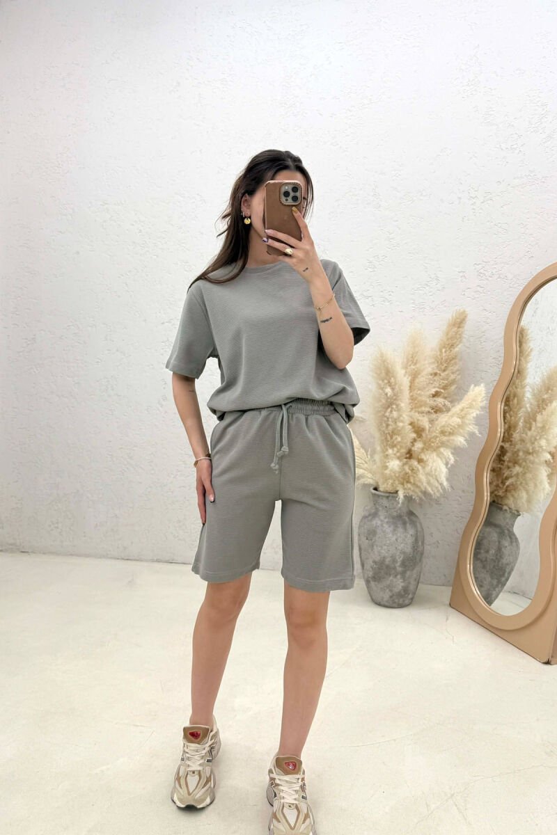 SET ME TEKSTURE T-SHIRT + PANTALLONA TE SHKURTRA PER FEMRA NE NGJYRE GRI - 2