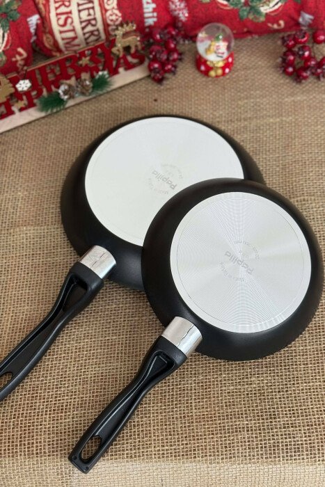 SET ME TIGANË NË DY MADHËSI TË NDRYSHME 20-24 CM NË NGJYRËN E ZEZË - 8