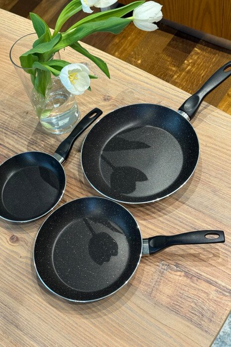 SET ME TIGANË NË TRE MADHËSI TË NDRYSHME 18-22-26 CM NË NGJYRËN E ZEZË - 2