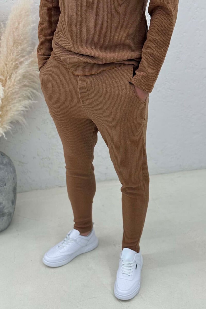 SET NJE NGJYRESH BLUZE ME JAKE ME BUTONA + PANTALLONA PER MESHKUJ NE NGJYRE KAFE - 4