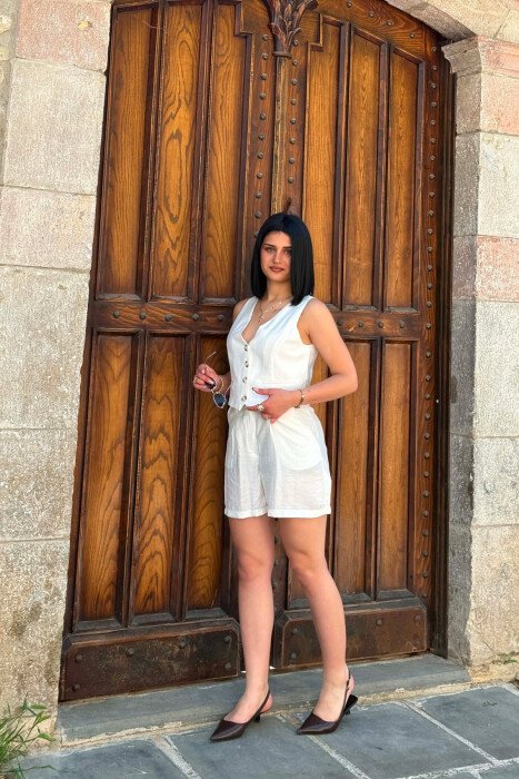 SET NJE NGJYRESH I THJESHTE JELEK + SHORTS PER FEMRA NE NGJYRE TE BARDHE - 2