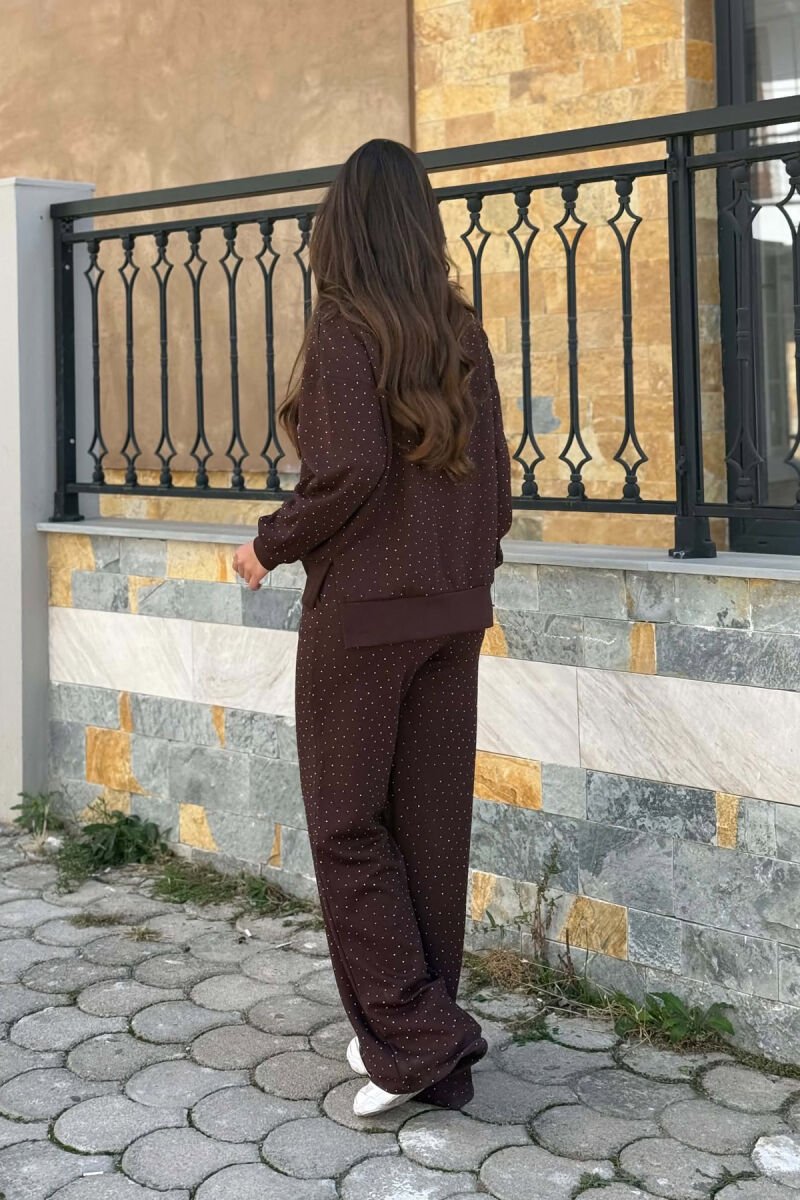 SET NJE NGJYRESH ME DETAJE ME SHKELQIM BLUZE + PANTALLONA PER FEMRA NE NGJYRE KAFE - 3