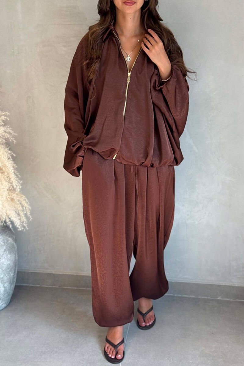 SET NJE NGJYRESH ME SHKELQIM XHAKETE + PANTALONA TE GJERA PER FEMRA NE NGJYRE KAFE - 4