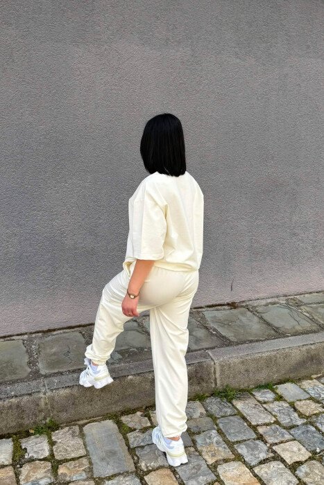SET NJE NGJYRESH T-SHIRT I THJESHTE + TUTA PER FEMRA NE NGJYRE KREM - 3