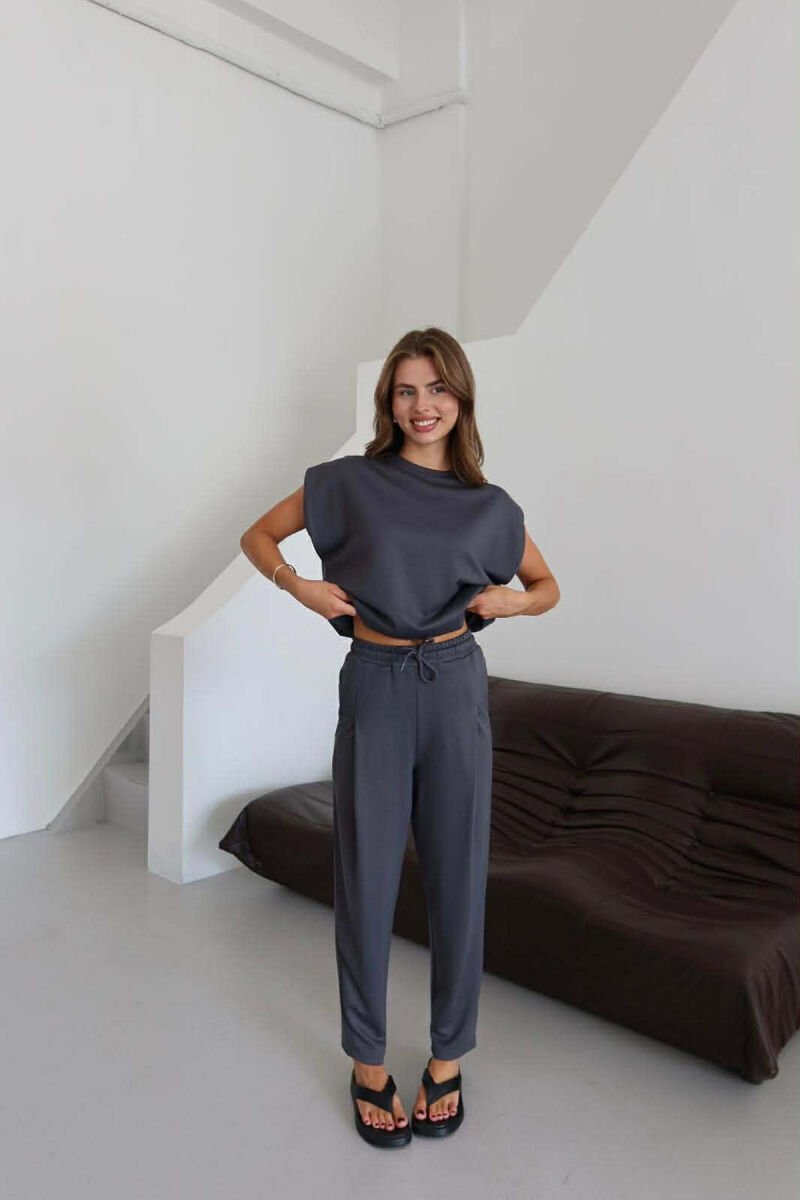 SET NJE NGJYRESH T -SHIRT + PANTALLONA PER FEMRA NE NGJYRE GRI TE ERRET - 1