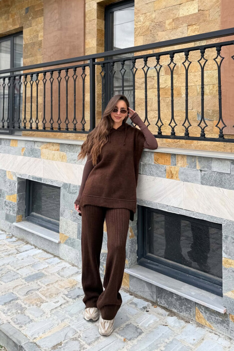 SET NJE NGJYRESH TRIKO PA MENGE + PANTALLONA PER FEMRA NE NGJYRE KAFE 