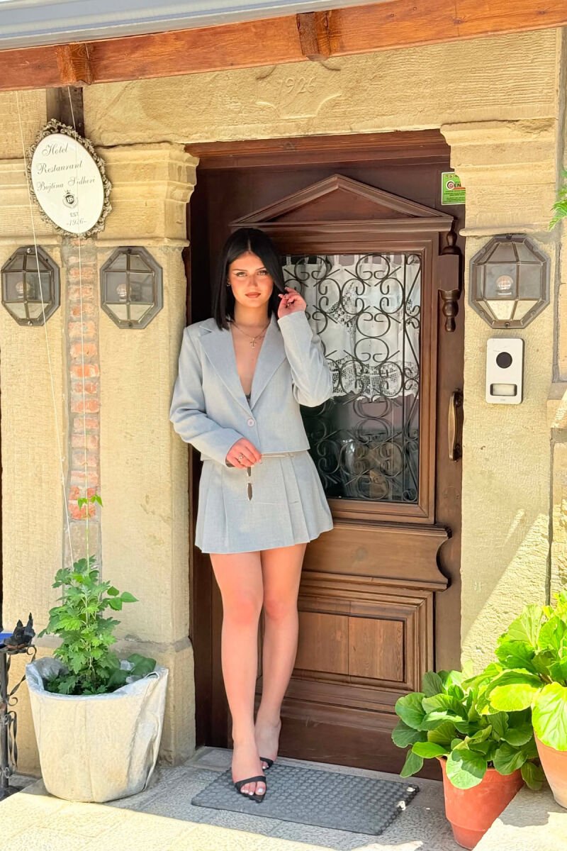 SET NJE NGJYRESH XHAKETE E SHKURTER + FUNDPANTALLONE PER FEMRA NE NGJYRE GRI - 1