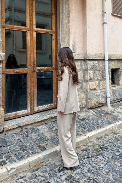 SET NJË NGJYRESH XHAKETE KLASIKE+PANTALLONA PËR FEMRA NE NGJYRE BEZHE - 4