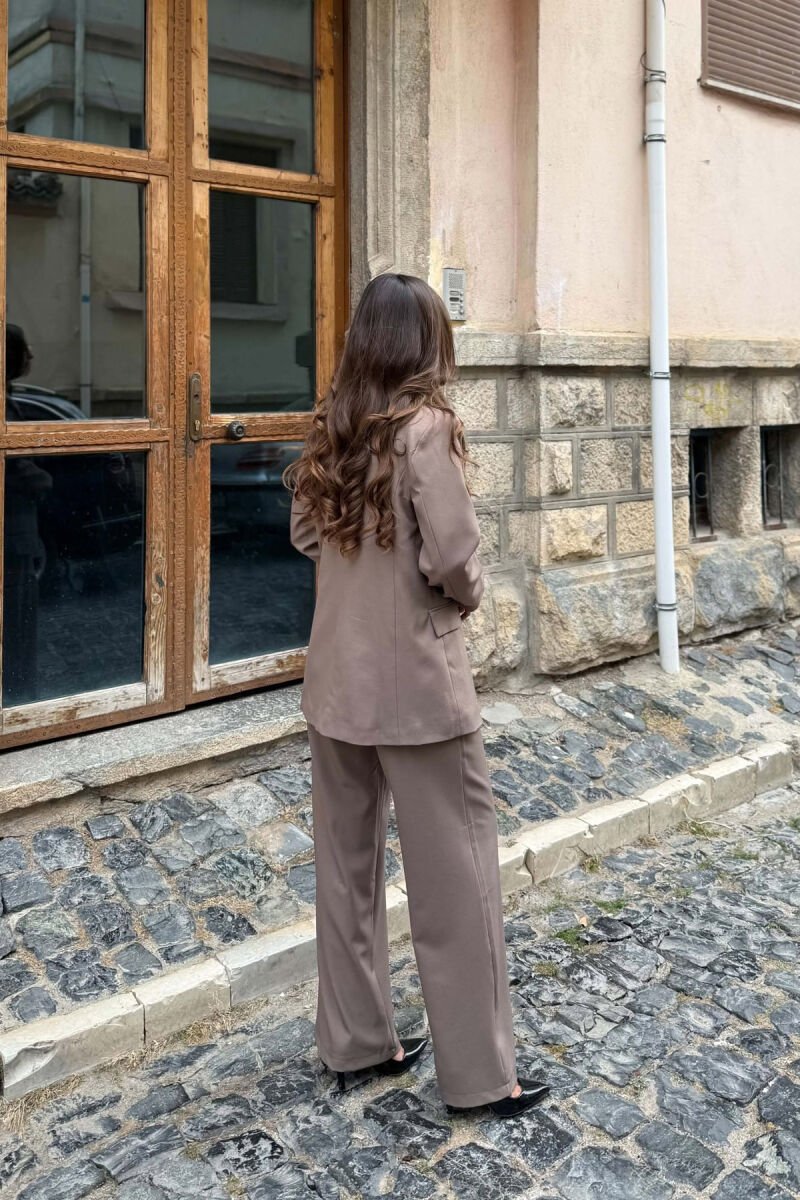 SET NJË NGJYRESH XHAKETE KLASIKE+PANTALLONA PËR FEMRA NE NGJYRE KAFE TE ZBARDHUR - 4