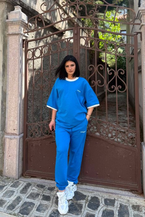 SET T-SHIRT ME SHKRIME PARA & PAS + TUTA PER FEMRA NE NGJYRE BLU TE ZBARDHUR - 1