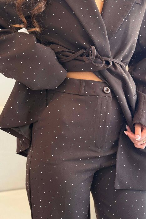 SET XHAKETE KLASIKE ME DETAJIN E GUREVE + PANTALLONA PER FEMRA NE NGJYRE KAFE - 4