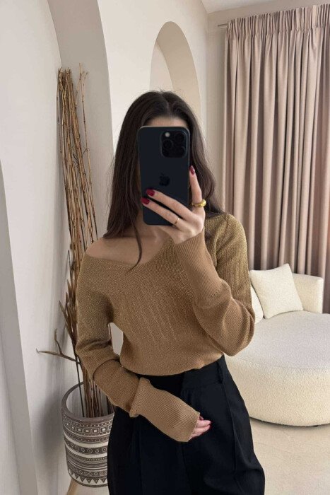 TRIKO E THJESHTË ME MATERIAL TË NDRITSHËM PËR FEMRA NË NGJYRËN BEZHË - KLAUDIO FASHION