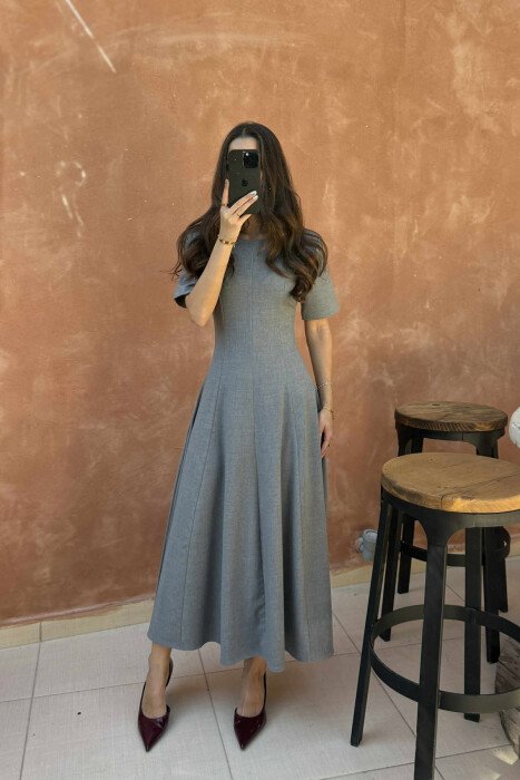 FUSTAN I THJESHTË ME MËNGË TË SHKURTRA PËR FEMRA NË NGJYRËN GRI - KLAUDIO FASHION