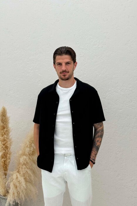 KEMISHE ME MENGE TE SHKURTRA E TEKSTURUAR PER MESHKUJ NE NGJYRE TE ZEZE - KLAUDIO FASHION